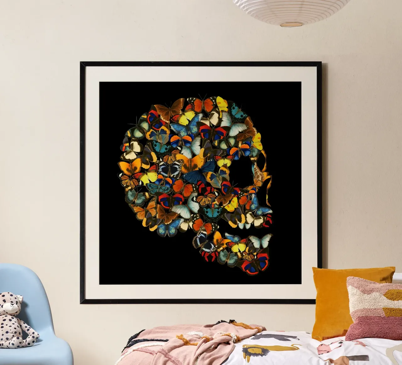 Collage di teschi di farfalle poster con telaio in plastica da Tobe Fonseca