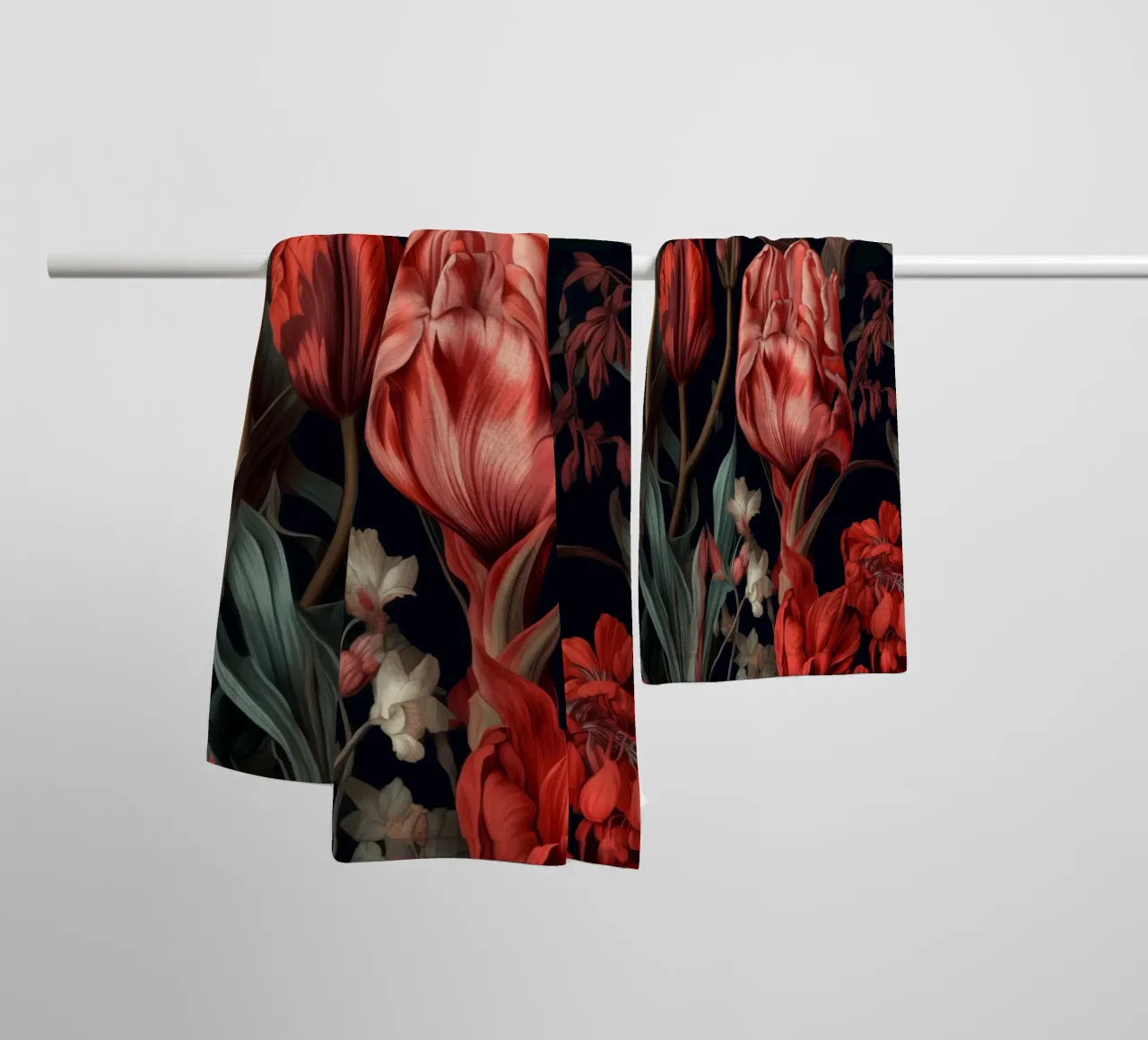 Fiori di tulipani rossi asciugamano da bagno da Justyna Jaszke JBJart