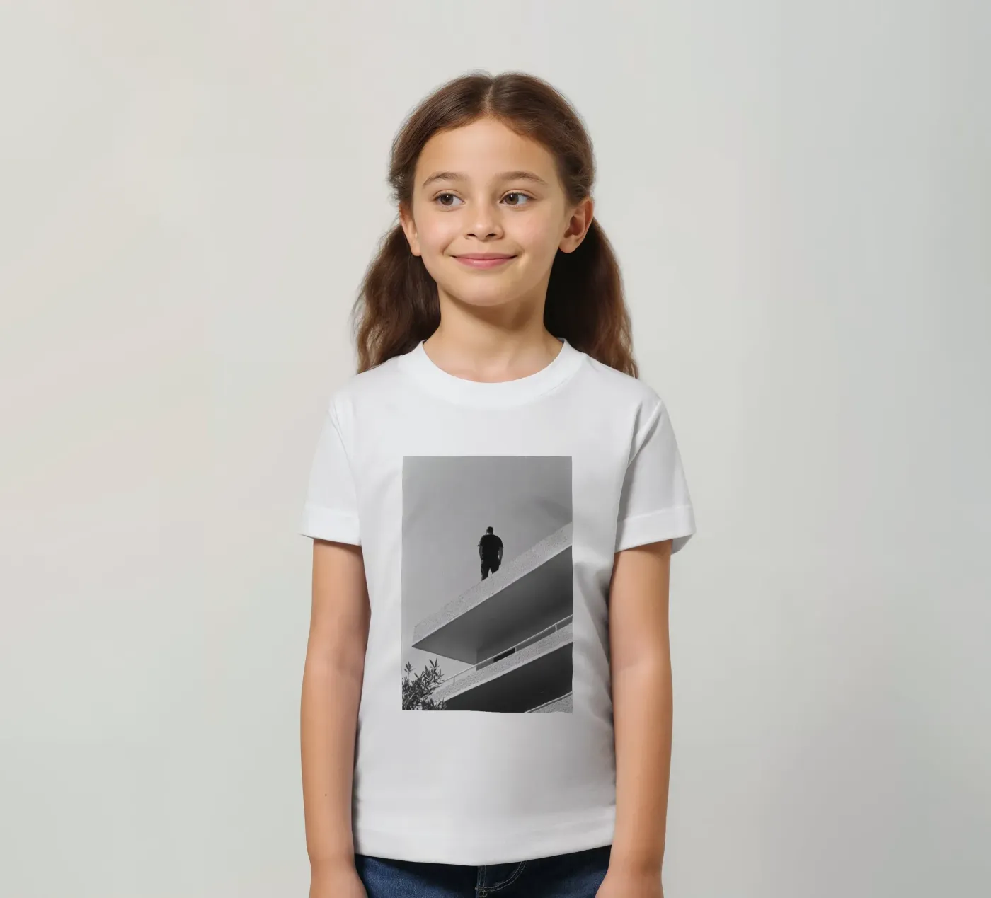 Contemplative solitude Kinder T-Shirt von Black & White