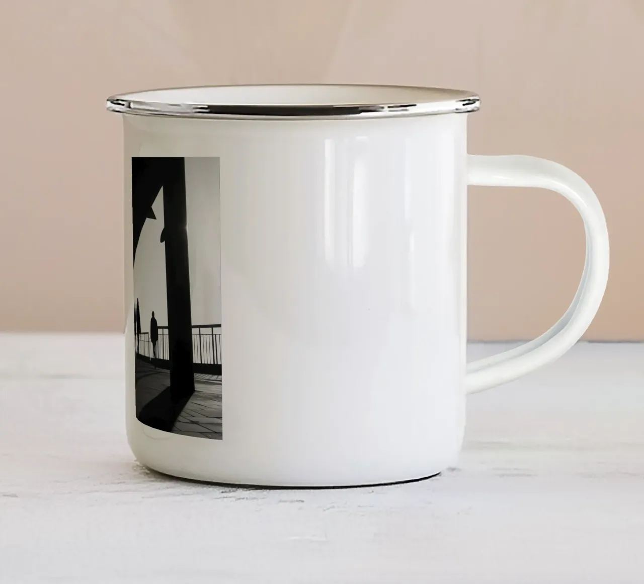 Attraversamento urbano tazza in smalto da Black & White