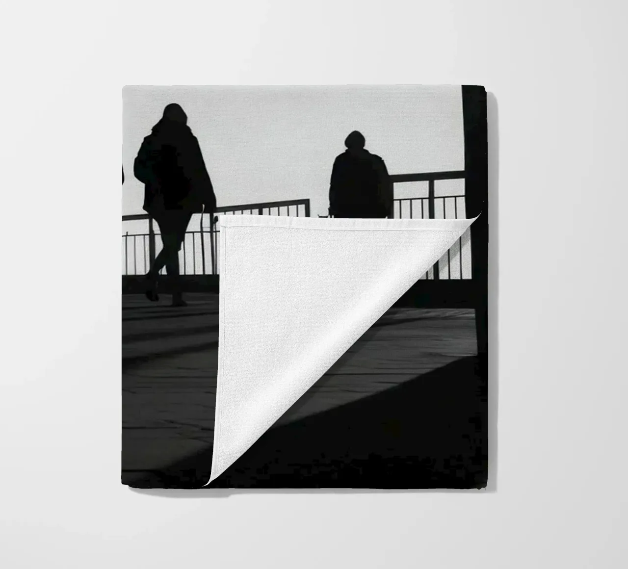 Attraversamento urbano telo mare da Black & White