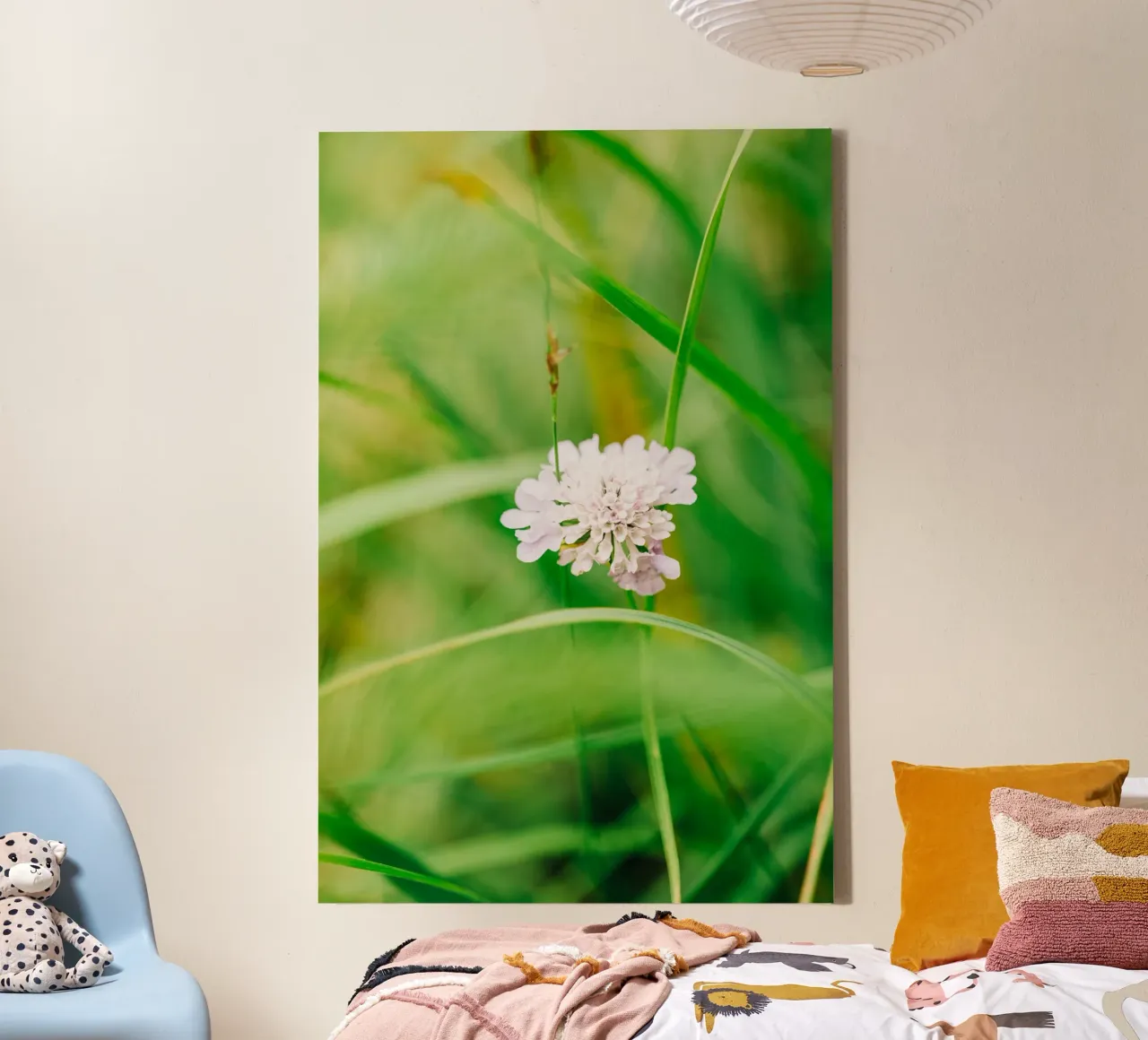 Delicate bloem op een groene zomerweide - close-up van een bloesem canvas met Baklijst van Bold and Retro