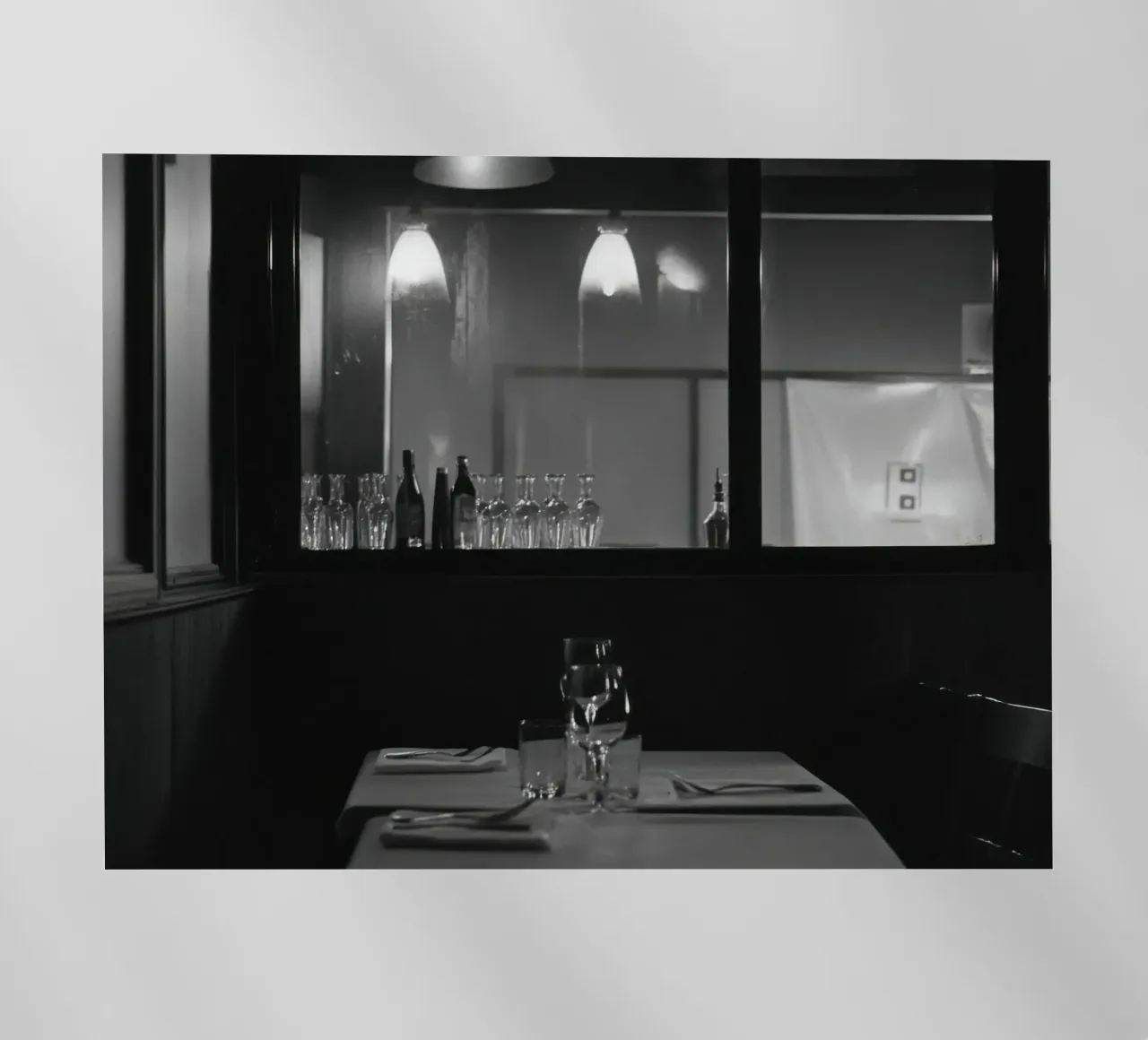 Elegante ristorante in bianco e nero pellicola backlit da Black & White