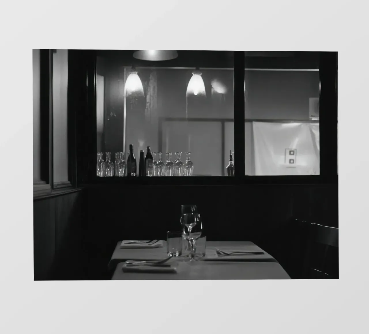 Elegante ristorante in bianco e nero pellicola backlit da Black & White