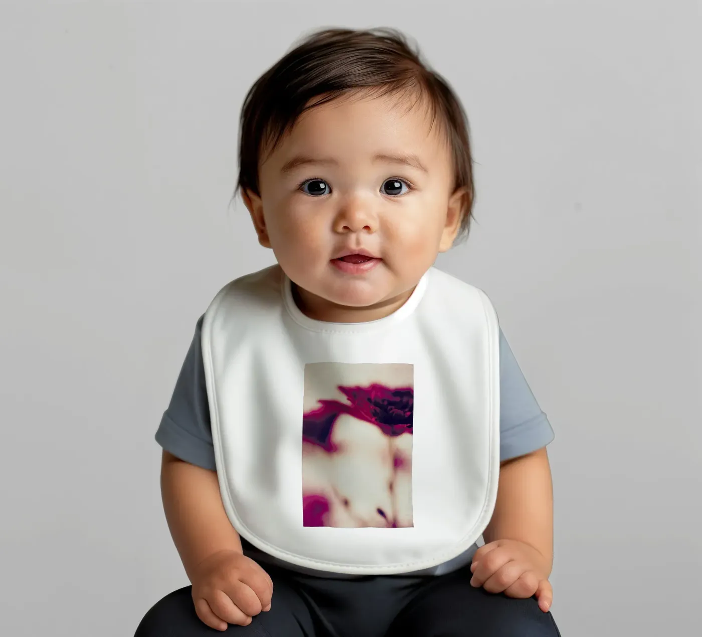 Daisy May bavaglino da Ingrid Beddoes