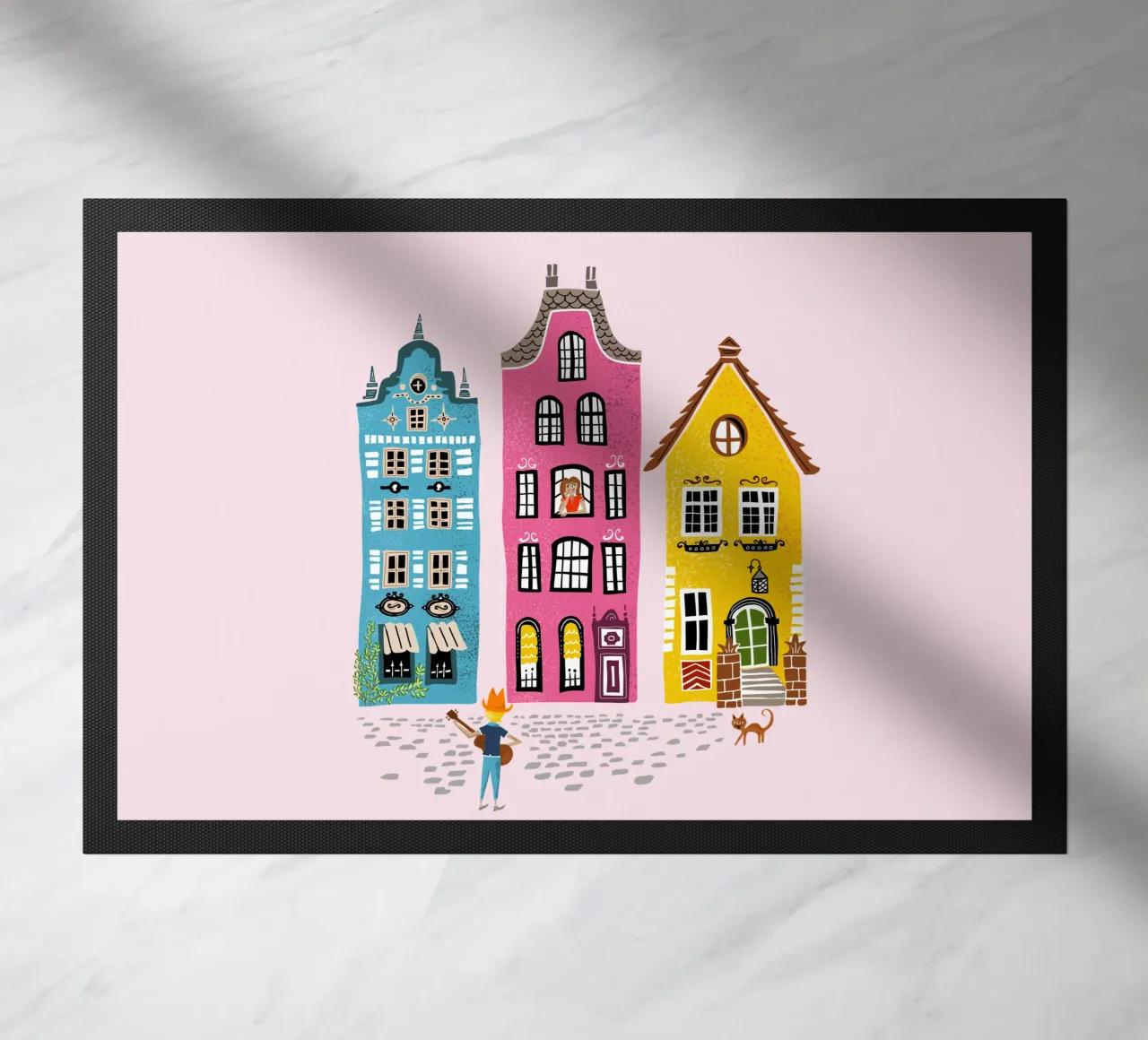 Illustrazione retrò musicista con chitarra in piedi davanti a una casa zerbino da DYDesign