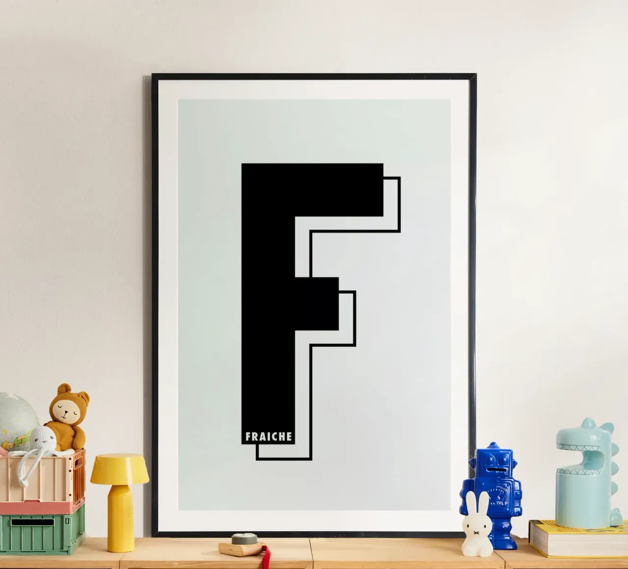 Lettre F I black on white poster con telaio in legno da FRAICHE