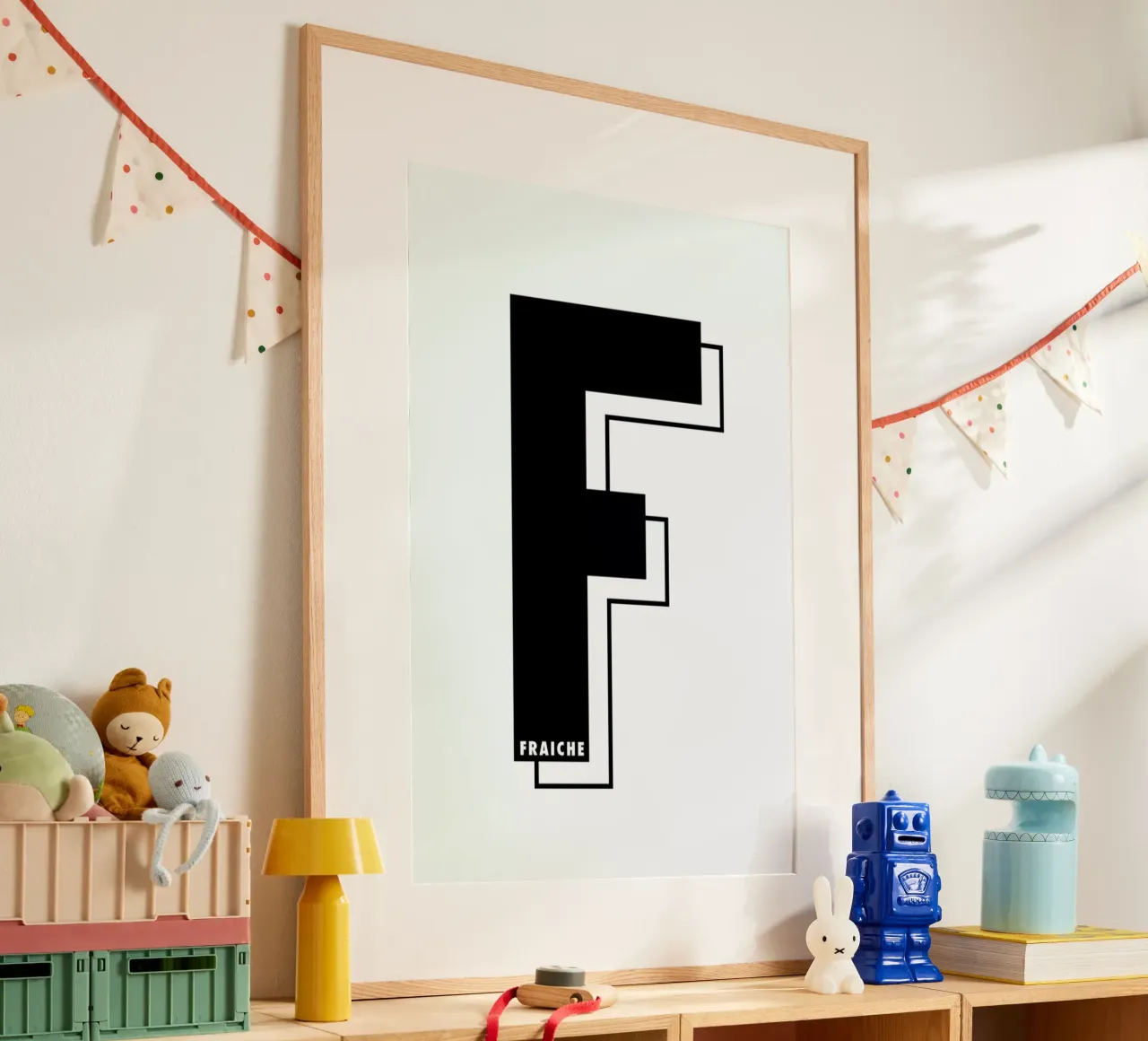 Lettre F I black on white poster con telaio in legno da FRAICHE