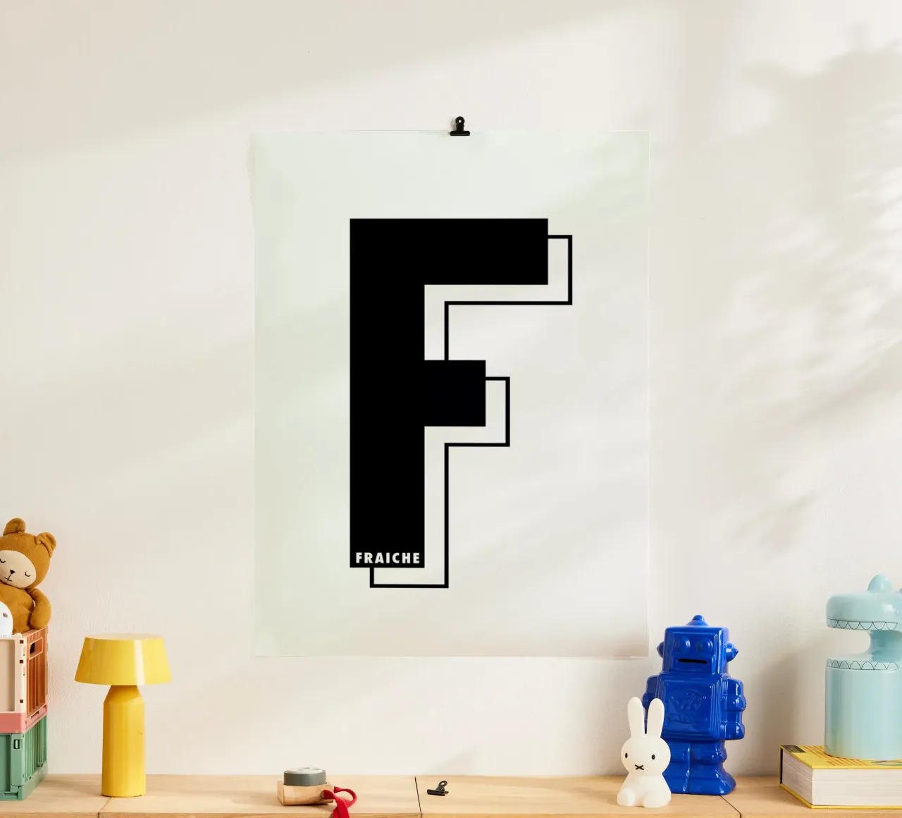 Lettre F I black on white poster con telaio in legno da FRAICHE