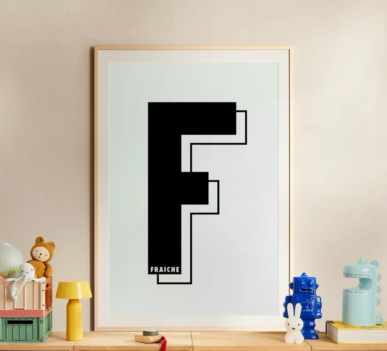 Lettre F I black on white poster con telaio in legno da FRAICHE