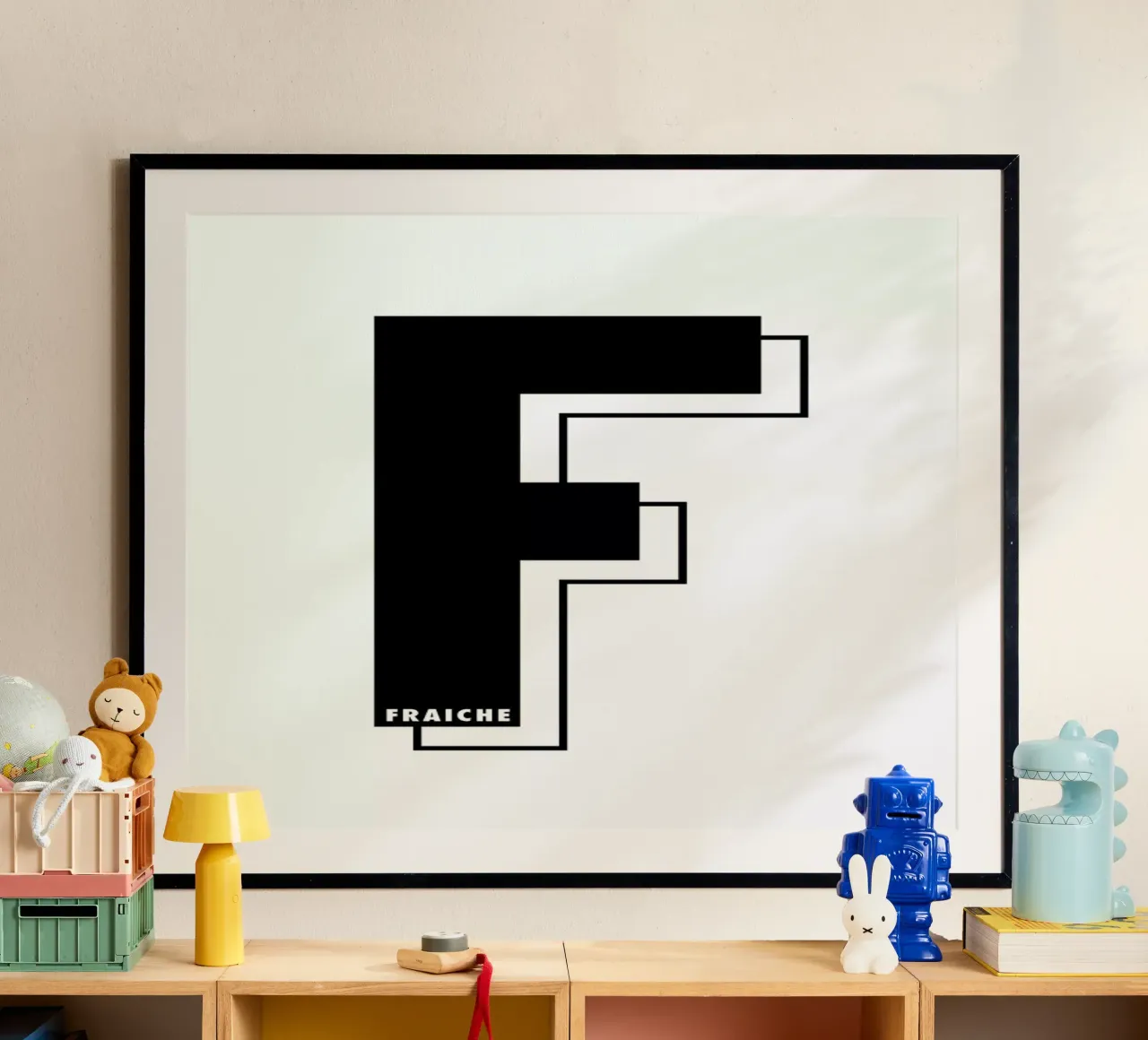Lettre F I black on white poster con telaio in legno da FRAICHE