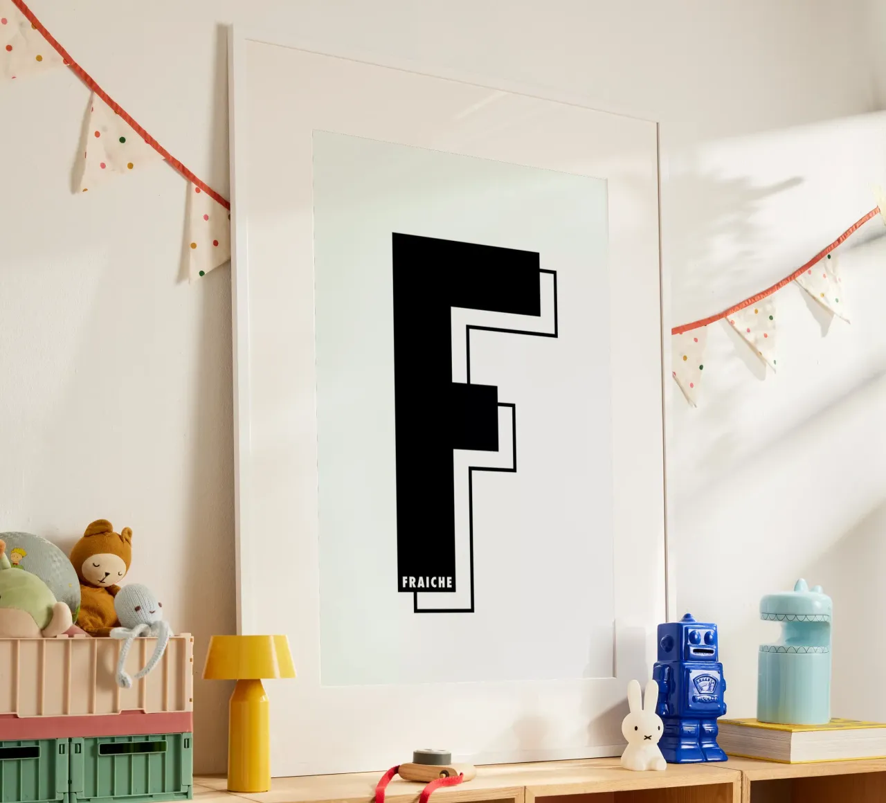 Lettre F I black on white poster con telaio in legno da FRAICHE