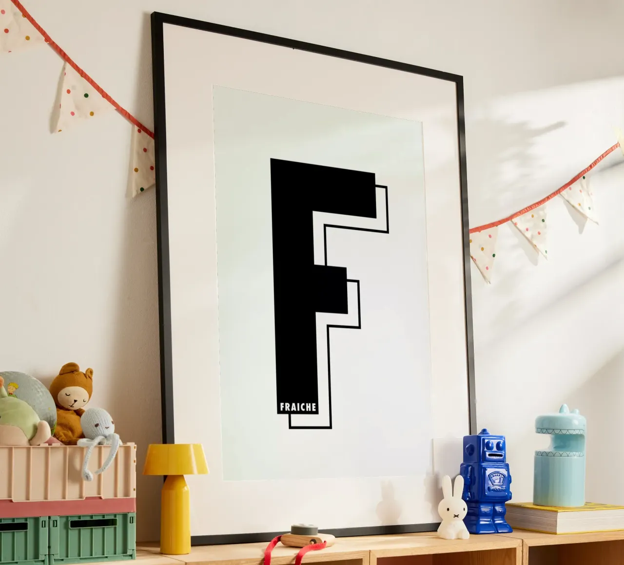 Lettre F I black on white poster con telaio in legno da FRAICHE