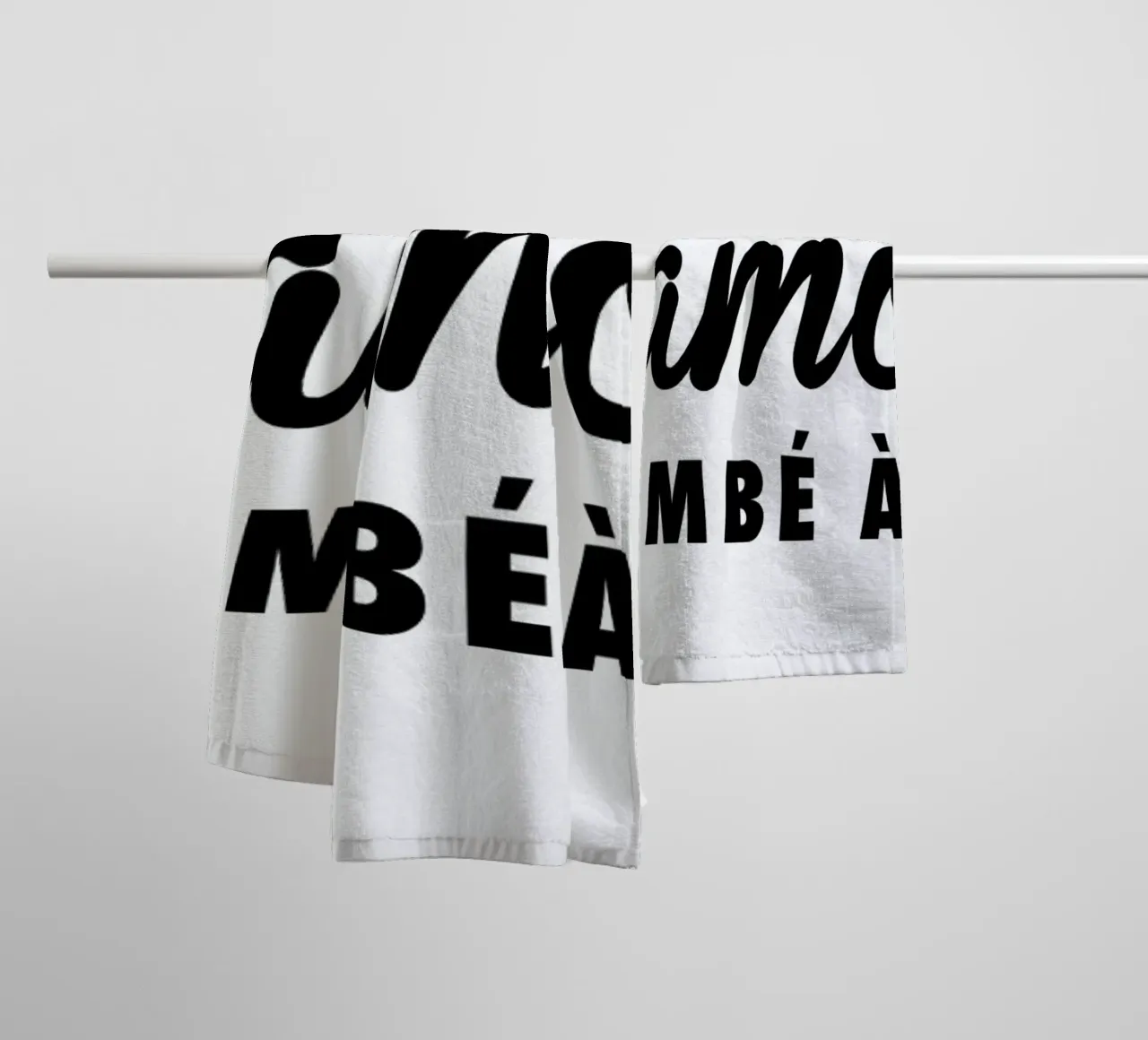 L'amour tombé I black on white asciugamano da bagno da FRAICHE