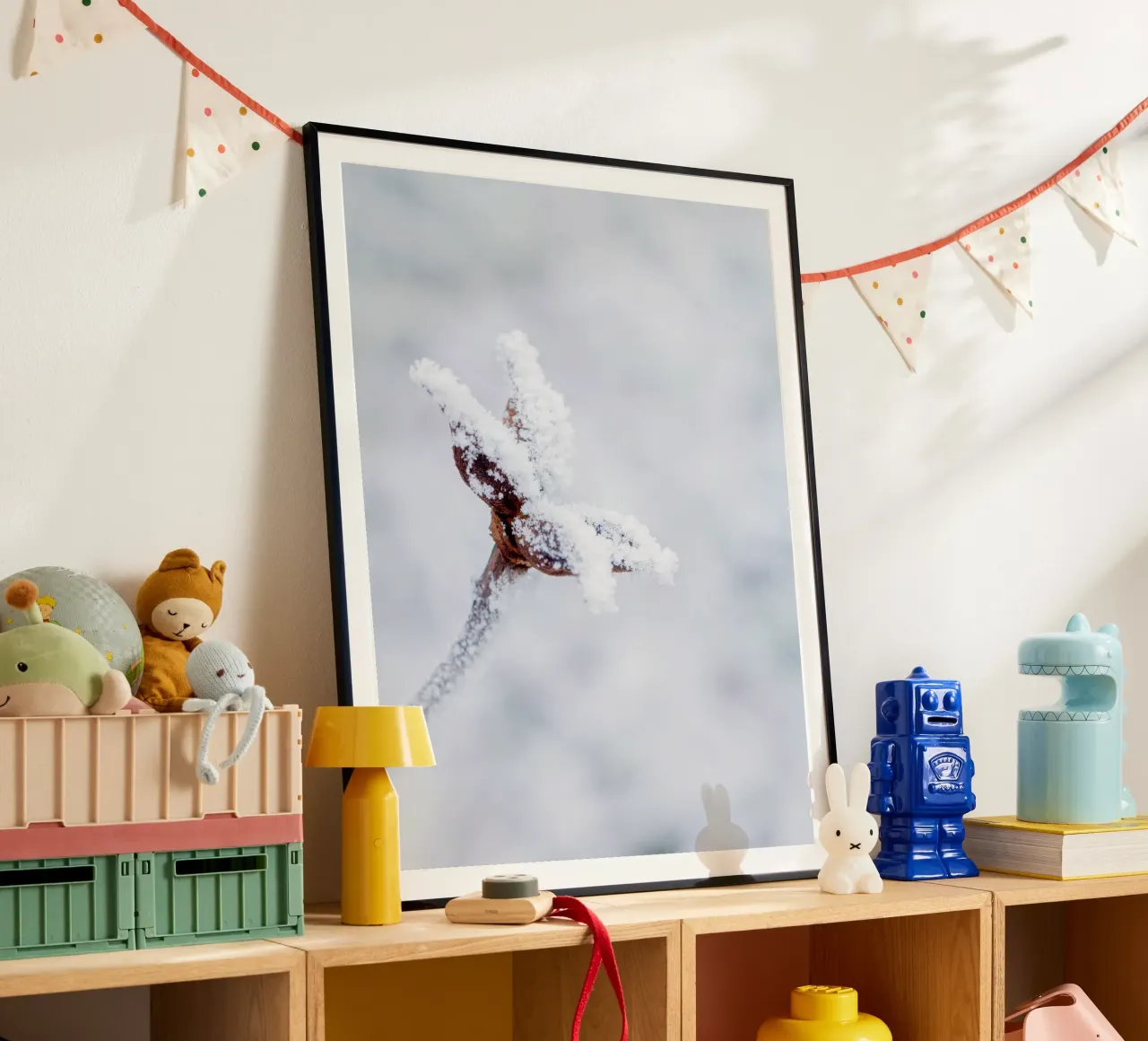 Cristalli di ghiaccio su un ramo - Arte invernale minimalista poster con telaio in plastica da Whole©