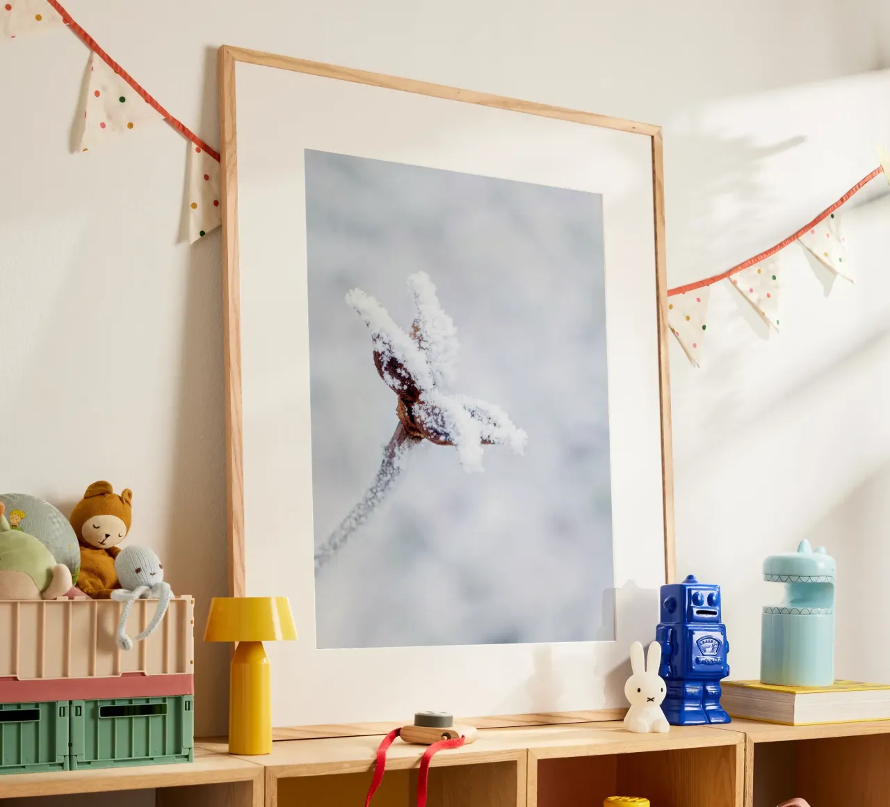 Cristalli di ghiaccio su un ramo - Arte invernale minimalista poster con telaio in plastica da Whole©
