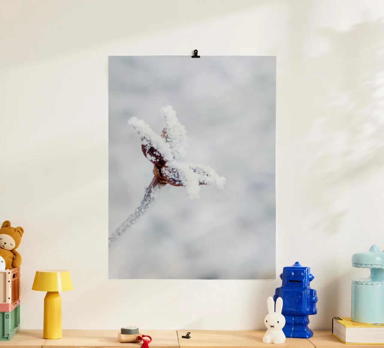 Cristalli di ghiaccio su un ramo - Arte invernale minimalista poster con telaio in plastica da Whole©