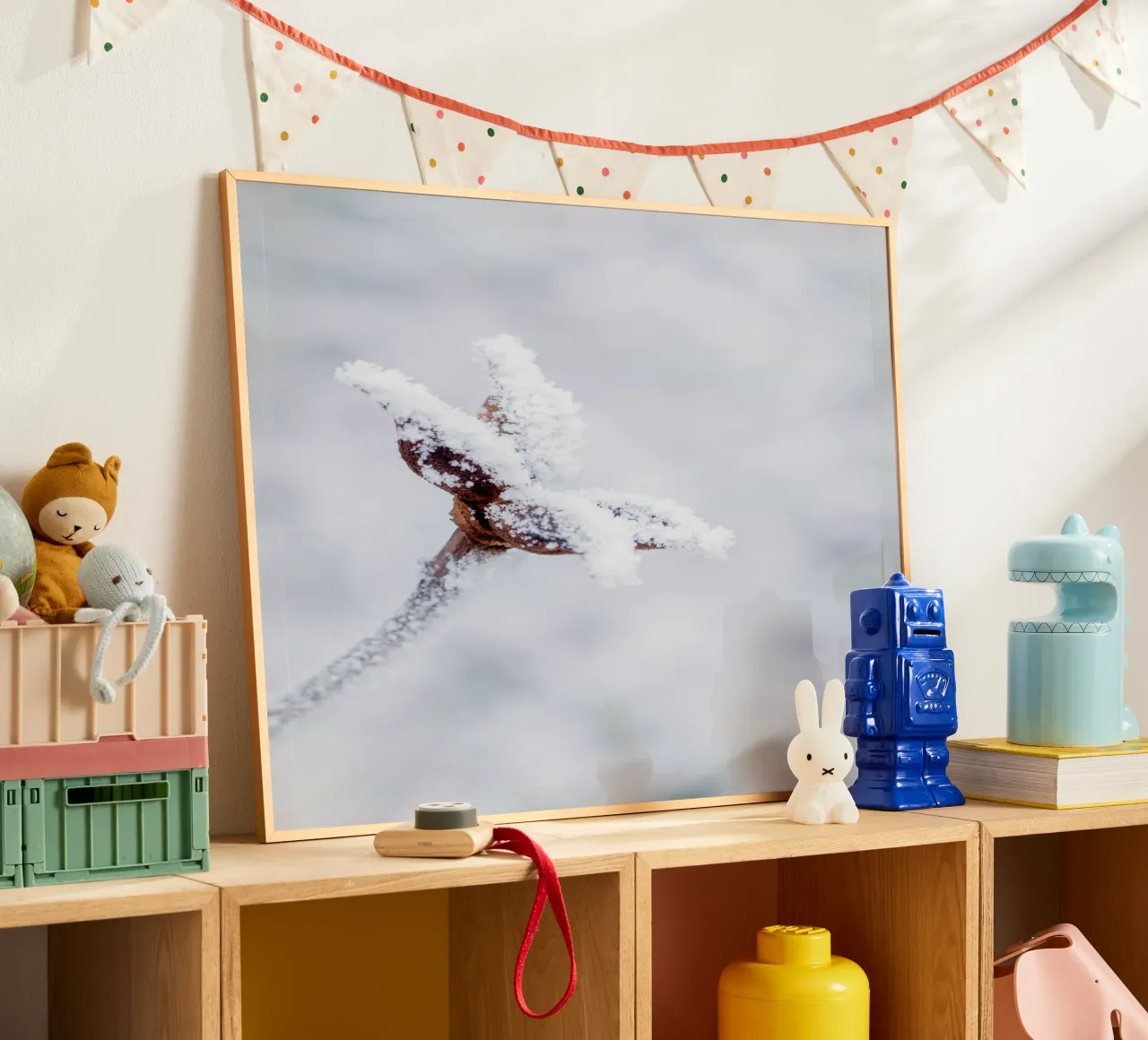 Cristalli di ghiaccio su un ramo - Arte invernale minimalista poster con telaio in plastica da Whole©