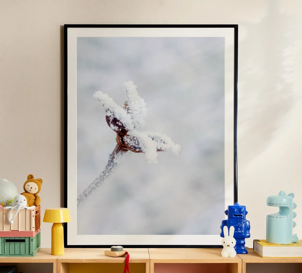 Cristalli di ghiaccio su un ramo - Arte invernale minimalista poster con telaio in plastica da Whole©