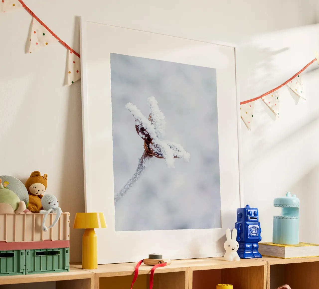 Cristalli di ghiaccio su un ramo - Arte invernale minimalista poster con telaio in plastica da Whole©
