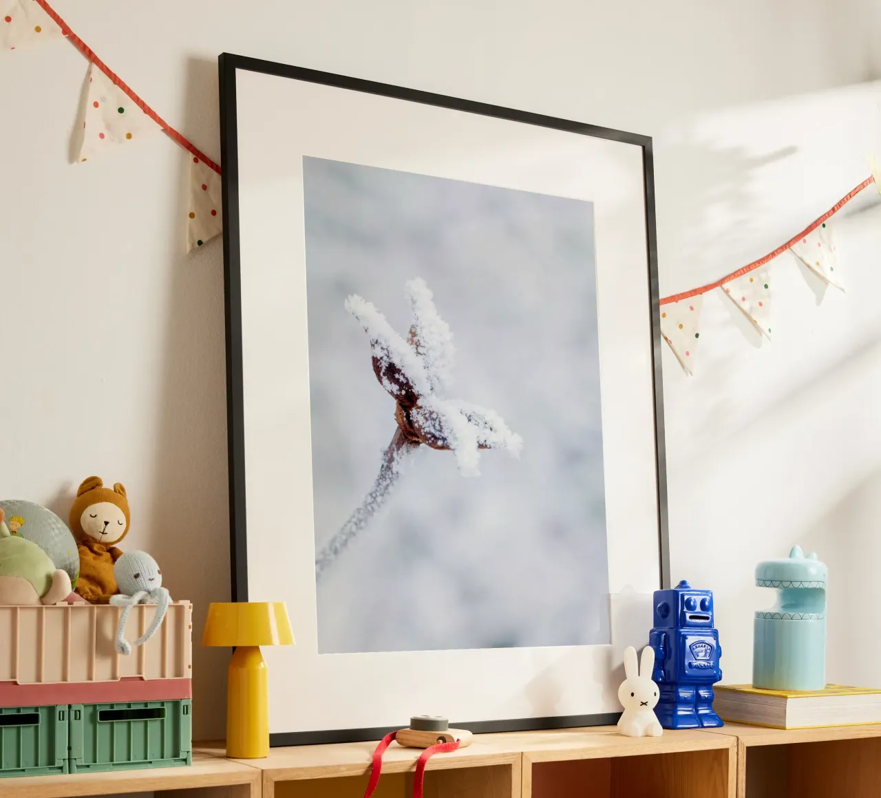 Cristalli di ghiaccio su un ramo - Arte invernale minimalista poster con telaio in plastica da Whole©