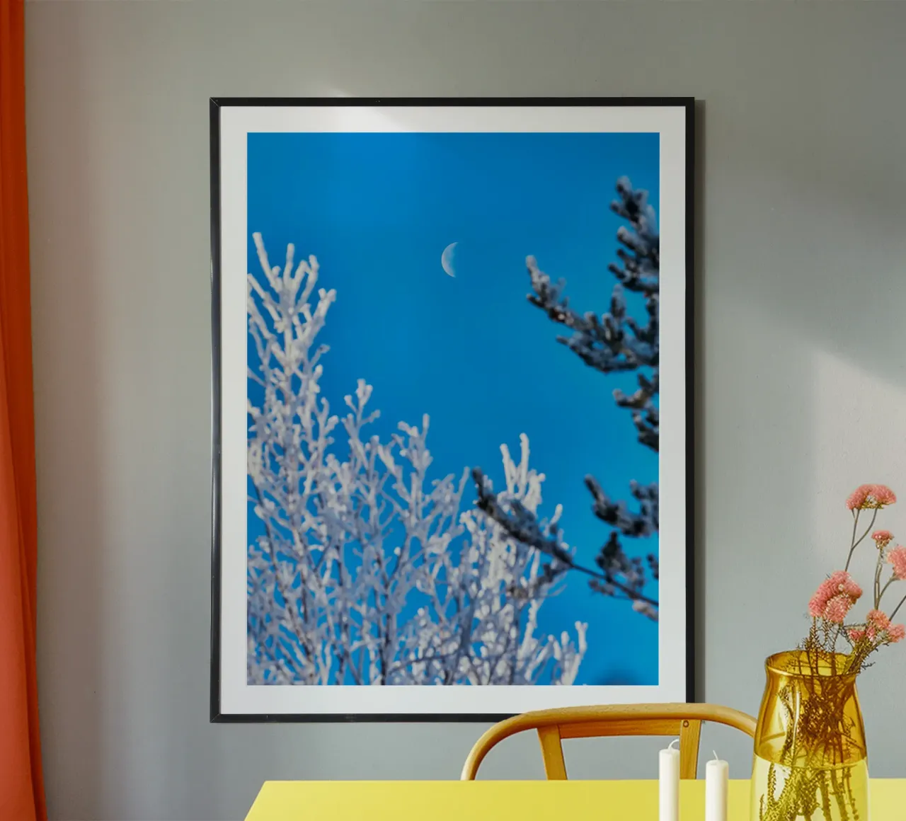 Rami gelati e luna - Cielo notturno invernale poster con telaio in legno da Whole©