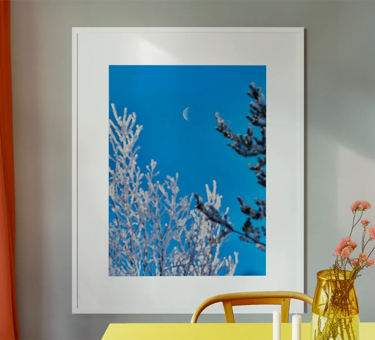 Rami gelati e luna - Cielo notturno invernale poster con telaio in legno da Whole©