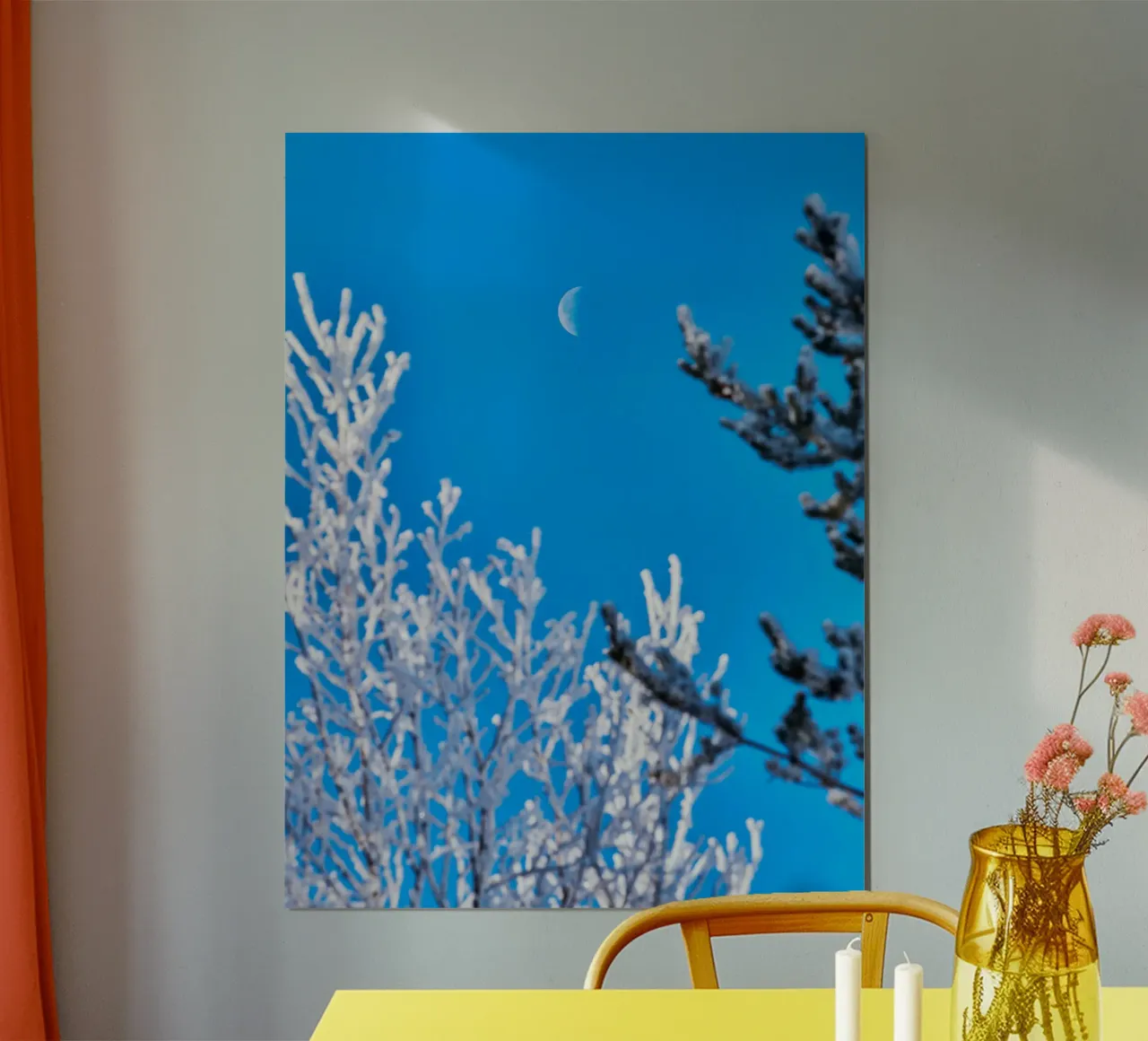 Rami gelati e luna - Cielo notturno invernale poster con telaio in legno da Whole©