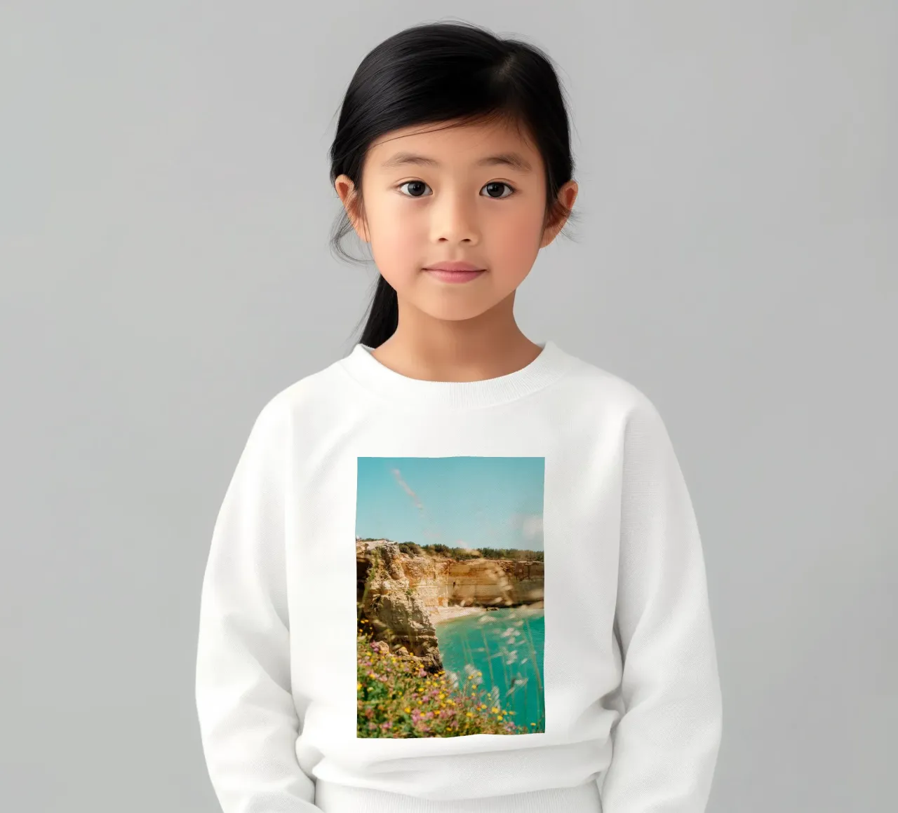 Algarve-Küste – Blumen und Felsen über dem türkisblauen Meer Kinder Sweatshirt von Bold and Retro