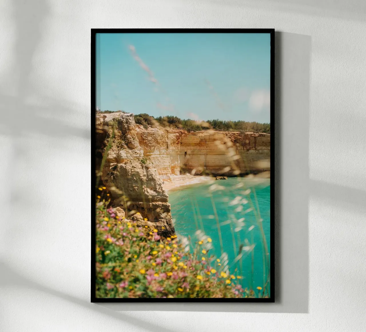 Costa dell'Algarve - fiori e rocce sopra il mare blu turchese carta hahnemühle da Bold and Retro
