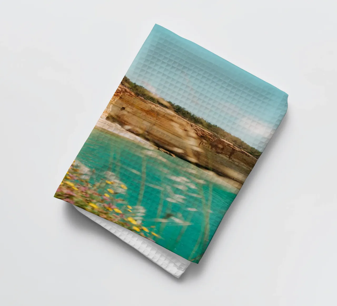 Côte de l'Algarve - Fleurs et rochers au-dessus d'une mer turquoise torchon de Bold and Retro