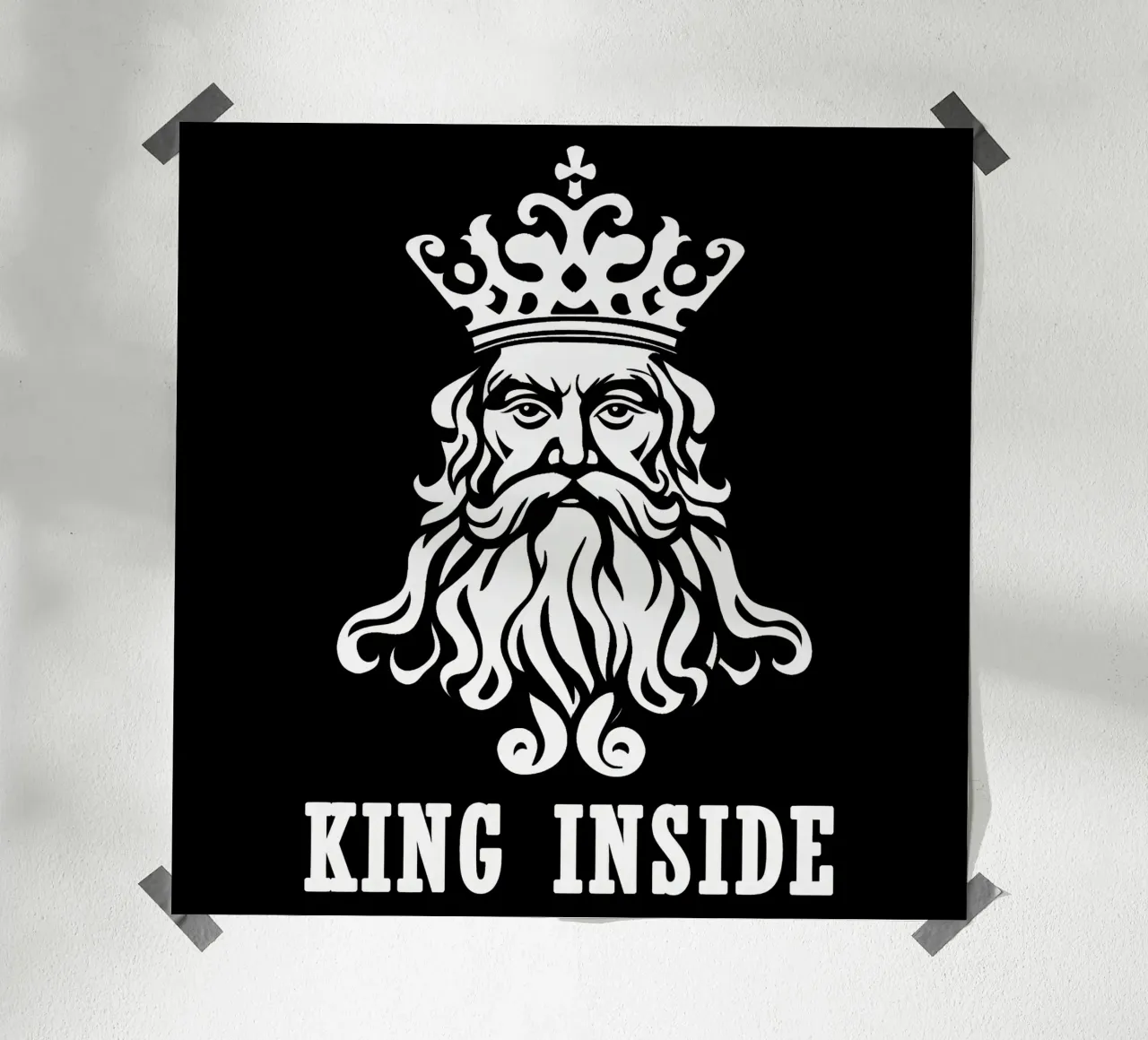 King Inside | Design del logo della camicia poster con telaio in legno da Autofocus