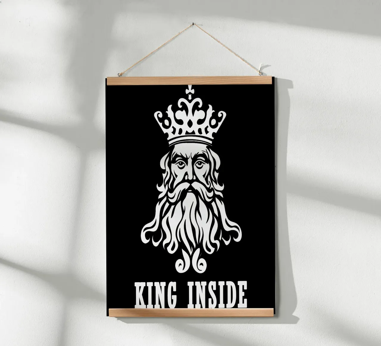 King Inside | Design del logo della camicia poster con telaio in legno da Autofocus