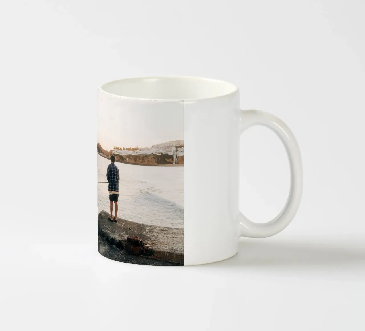 Vista sul mare e tranquillità: i pescatori sulla costa portoghese tazza in ceramica da Bold and Retro