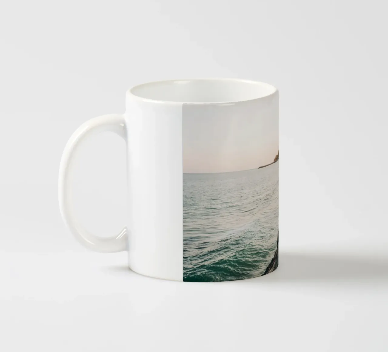 Vista sul mare e tranquillità: i pescatori sulla costa portoghese tazza in ceramica da Bold and Retro