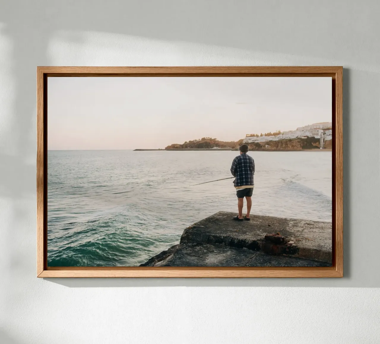 Vista sul mare e tranquillità: i pescatori sulla costa portoghese tela con Cornice a cassetta da Bold and Retro