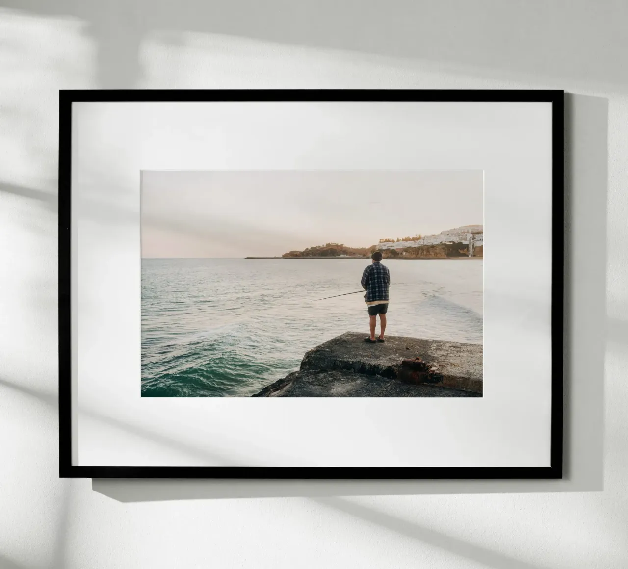 Vista sul mare e tranquillità: i pescatori sulla costa portoghese poster con telaio in plastica da Bold and Retro