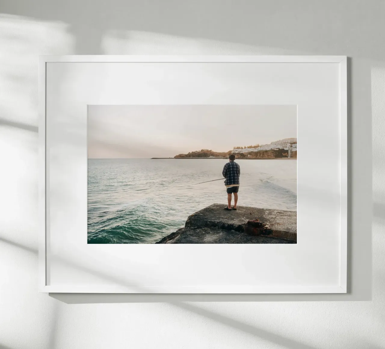 Vista sul mare e tranquillità: i pescatori sulla costa portoghese poster con telaio in plastica da Bold and Retro
