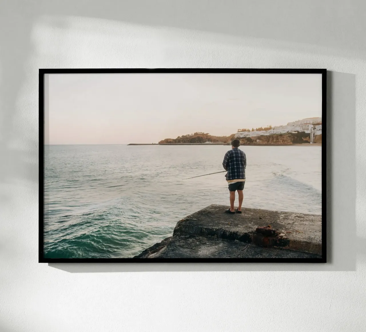 Vista sul mare e tranquillità: i pescatori sulla costa portoghese poster con telaio in plastica da Bold and Retro