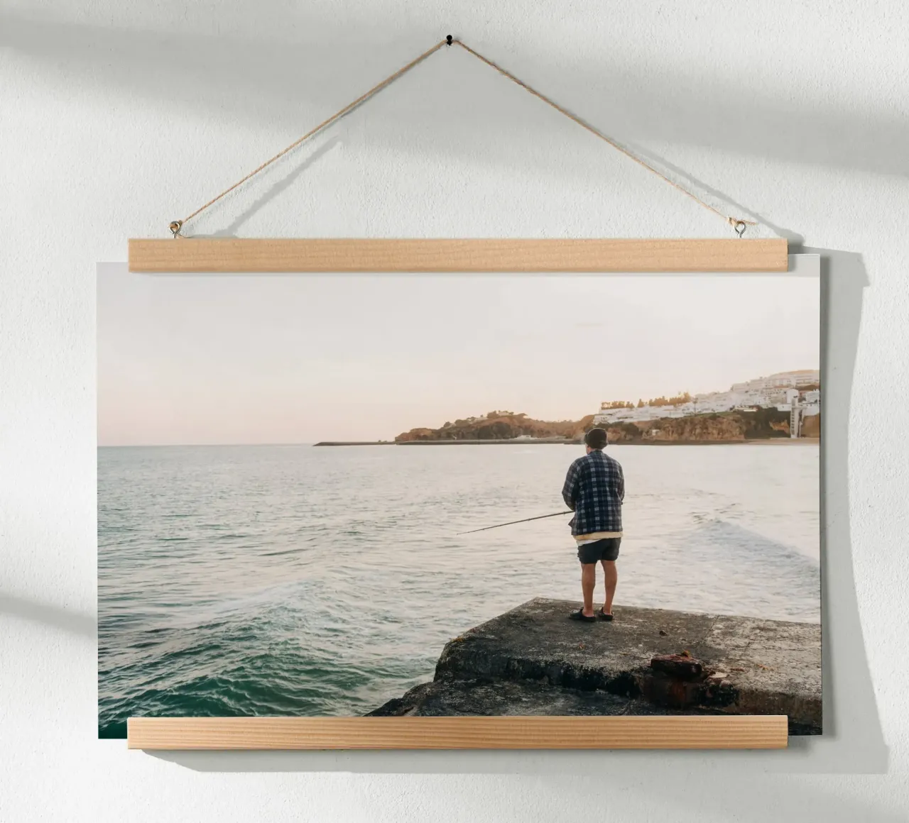 Vista sul mare e tranquillità: i pescatori sulla costa portoghese poster con telaio in plastica da Bold and Retro