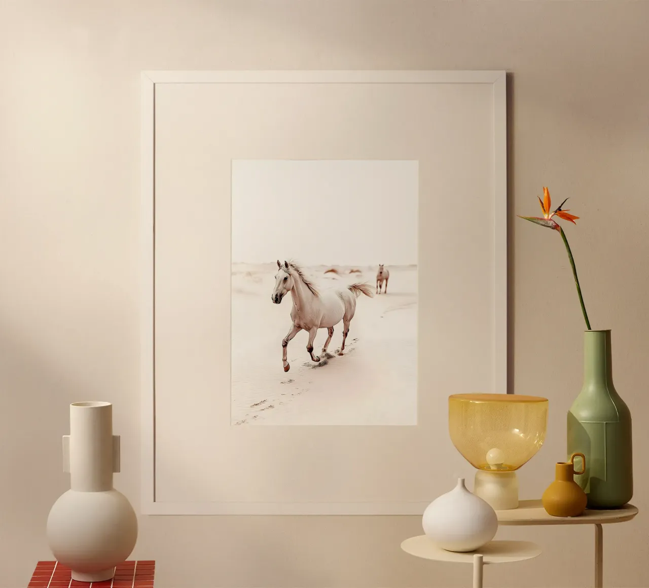 Pferd am minimalistischen Strand - Kollektion La Plage Poster mit Kunststoffrahmen von Conde Arte