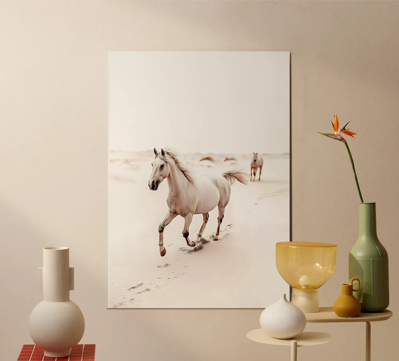 Pferd am minimalistischen Strand - Kollektion La Plage Poster mit Kunststoffrahmen von Conde Arte