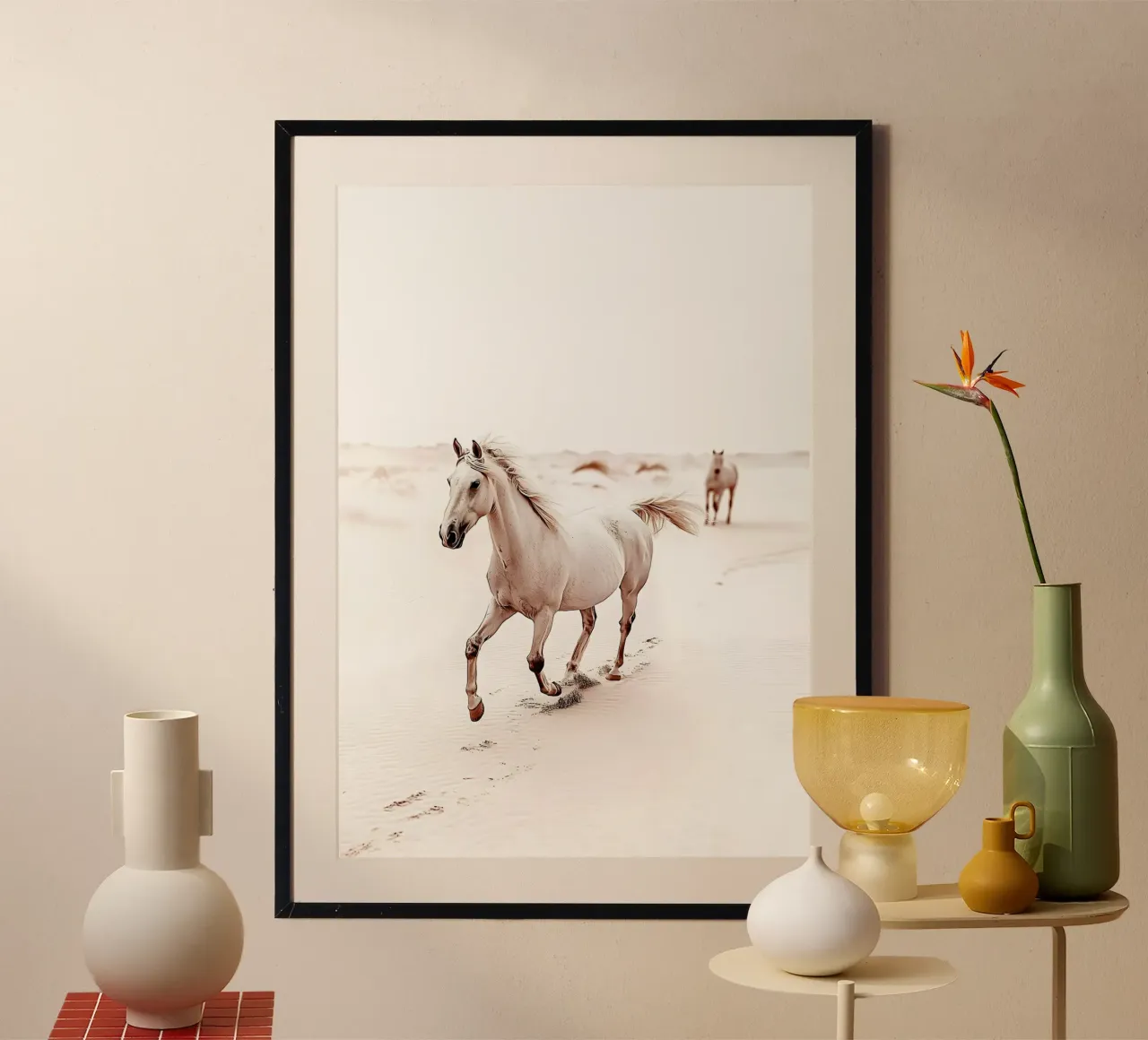 Pferd am minimalistischen Strand - Kollektion La Plage Poster mit Kunststoffrahmen von Conde Arte