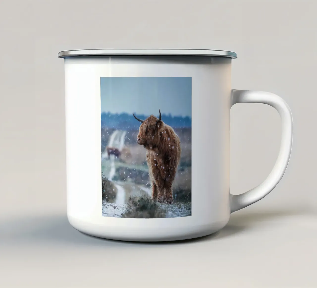 Mucca Highland nella neve tazza in smalto da Tom's Wildlife