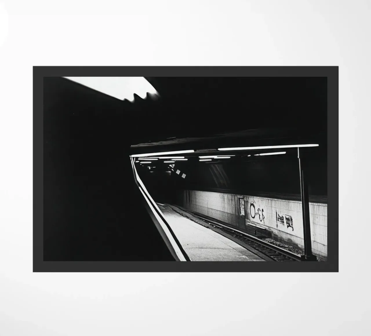 Piattaforma della metropolitana buia e inaccessibile zerbino da Black & White