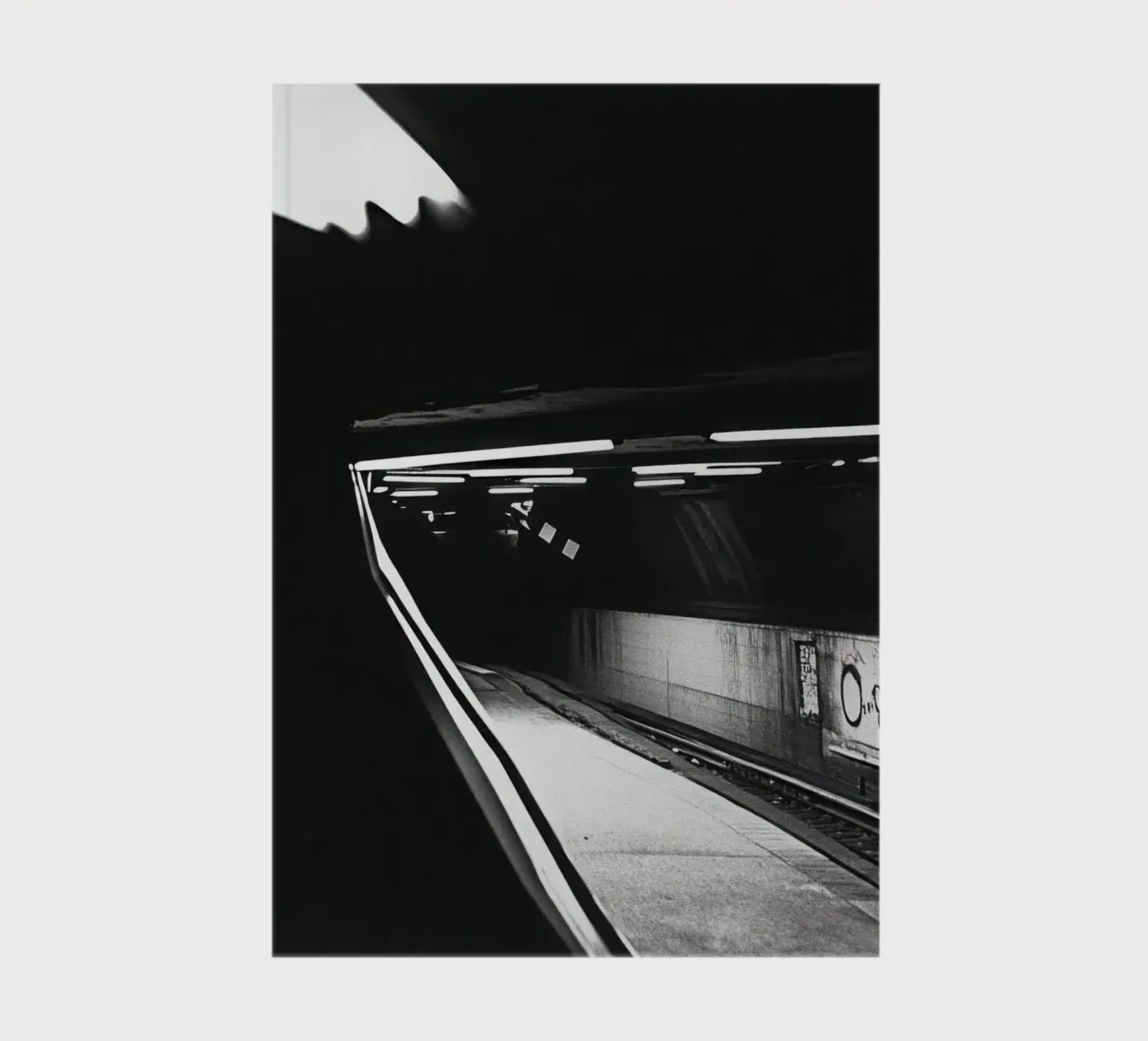 Dunkle und unzugängliche U-Bahn-Plattform Notizbuch von Black & White