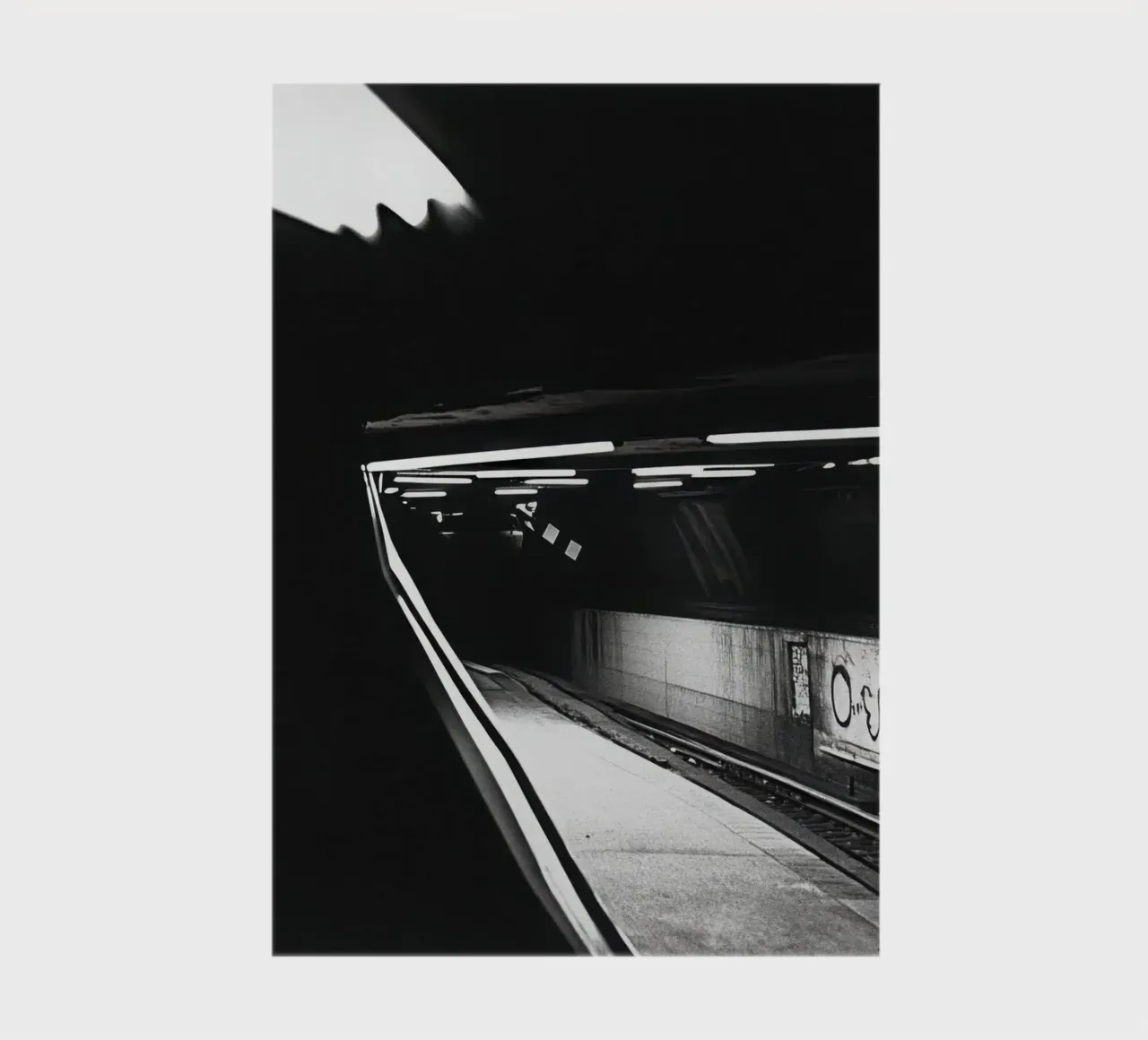 Plateforme de métro sombre et inaccessible carnet de notes de Black & White