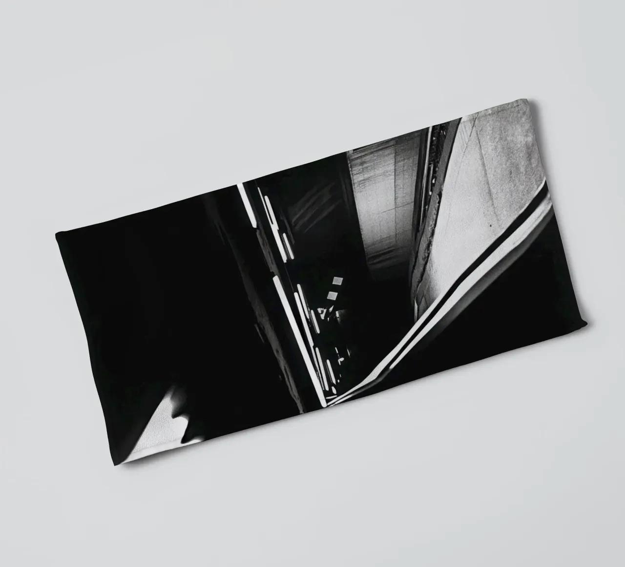 Dunkle und unzugängliche U-Bahn-Plattform Handtuch von Black & White