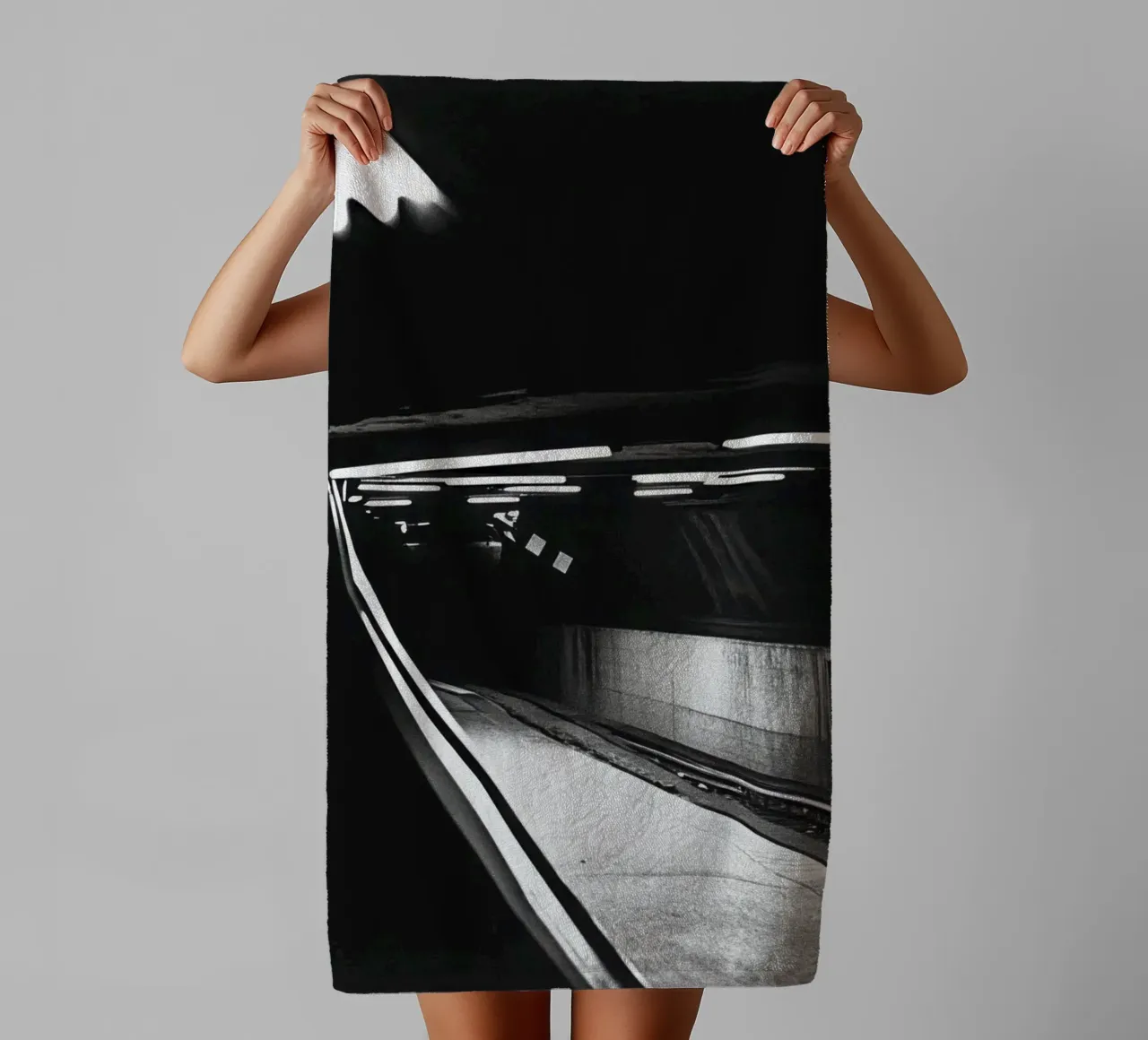 Dunkle und unzugängliche U-Bahn-Plattform Handtuch von Black & White