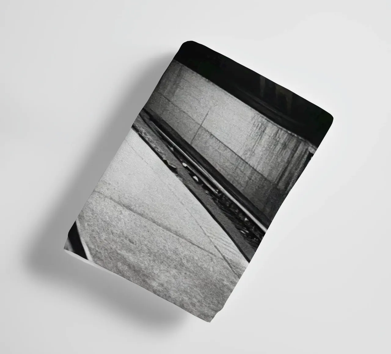 Dunkle und unzugängliche U-Bahn-Plattform Handtuch von Black & White
